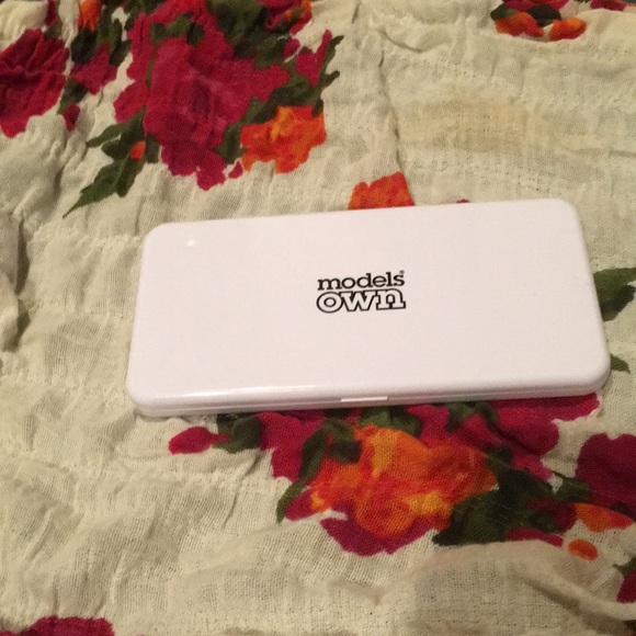 ModelsOwn CheatDay CheekGlaze Highlighter  Palatte - Picture 4 of 6